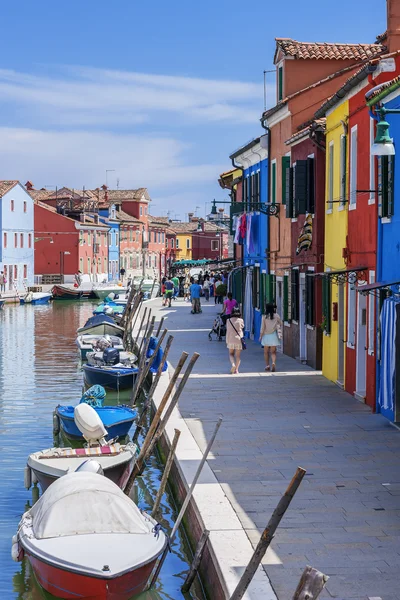 Vertical view of colorful street in Burano — Stock Photo, Image