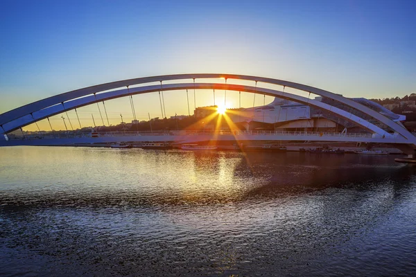 Berömda bron i Lyon i solnedgången — Stockfoto