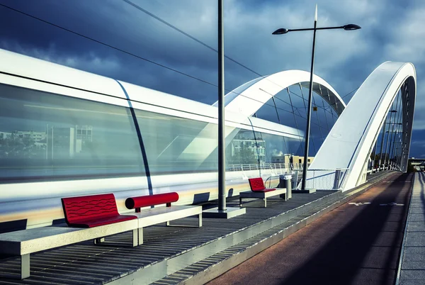 Köprüyü geçtikten tramvay dikey görünüm — Stok fotoğraf