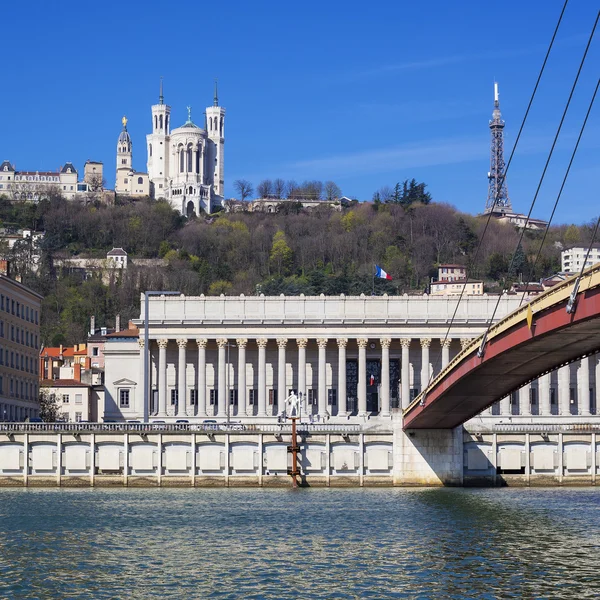 Blick auf Lyon mit Basilika und Gerichtsgebäude — Stockfoto