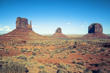 Monument valley mavi gökyüzünün altında görünümü