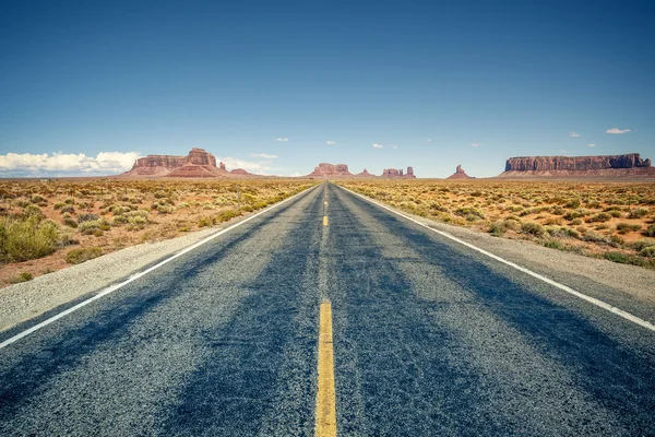 Woestijn snelweg leidt tot Monument Valley — Stockfoto