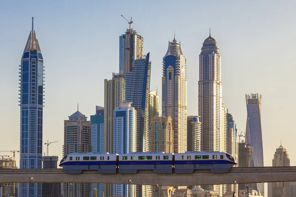 Dubai dengan kereta bawah tanah dan gedung pencakar langit — Stok Foto