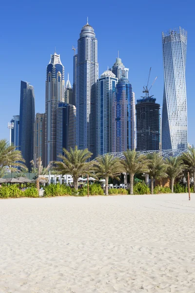 Arranha-céus e praia de jumeirah — Fotografia de Stock