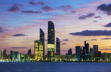 Abu Dhabi manzarası gün batımında