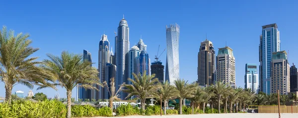 Vista panorâmica de arranha-céus e praia de jumeirah — Fotografia de Stock