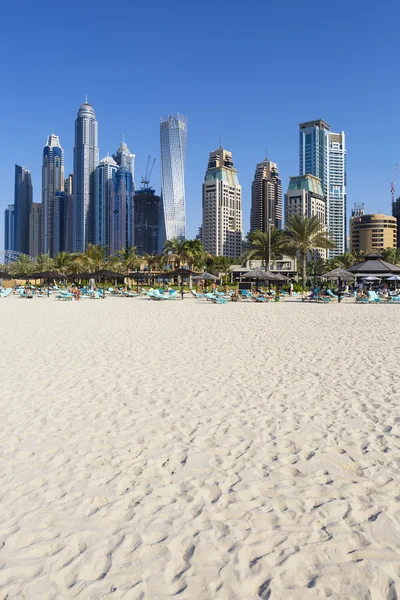 Vista verticale di famosi grattacieli e jumeirah spiaggia — Foto Stock