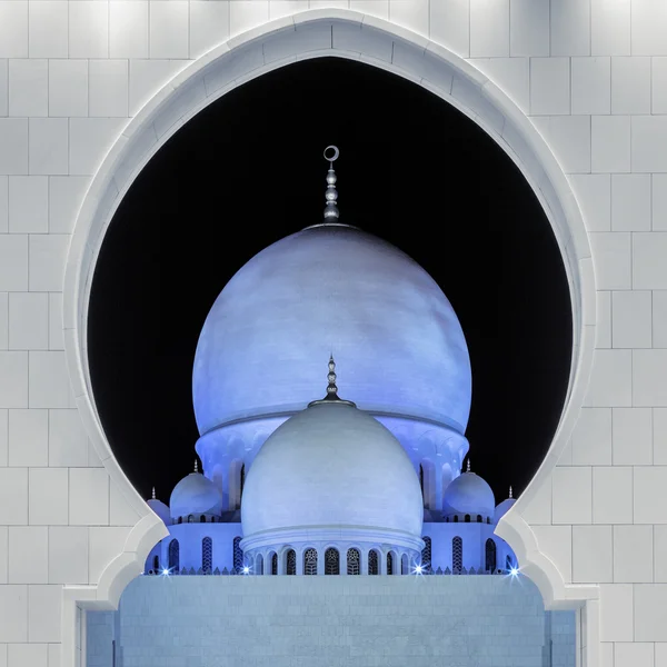 Часть знаменитой мечети шейха Зайда ночью — стоковое фото