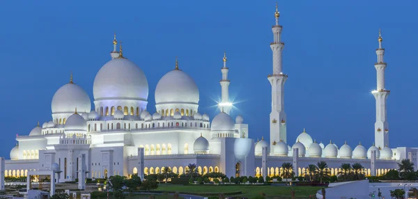 Panoramisch uitzicht van Abu Dhabi Sheikh Zayed Mosque per nacht — Stockfoto