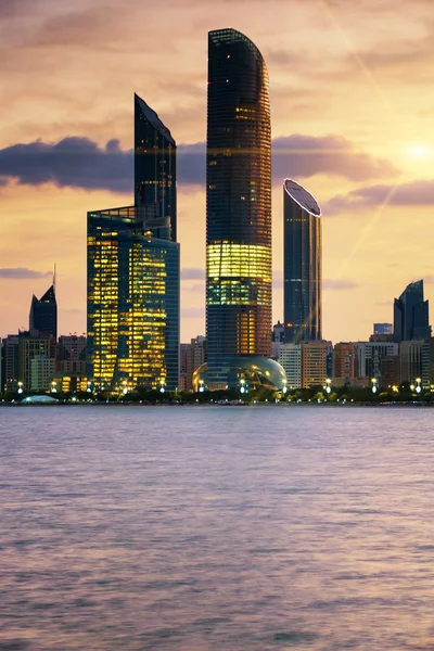 Abu Dhabi látképére kilátást a naplemente — Stock Fotó