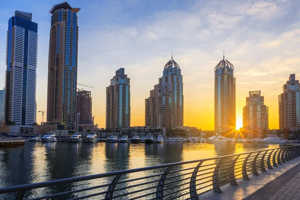 Weergave van wolkenkrabbers in Dubai Marina bij zonsopgang — Stockfoto