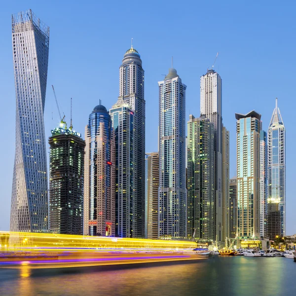 Dubai Marina s lodí světlem — Stock fotografie