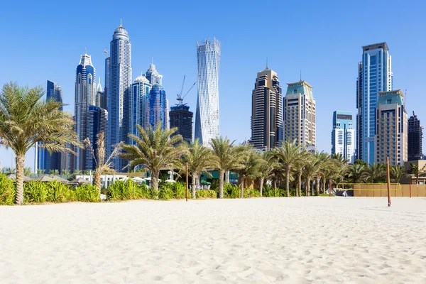 Vista horizontal de rascacielos y playa de jumeirah — Foto de Stock