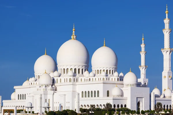 Schöne Aussicht auf die berühmte Scheich-Zayed-Moschee — Stockfoto