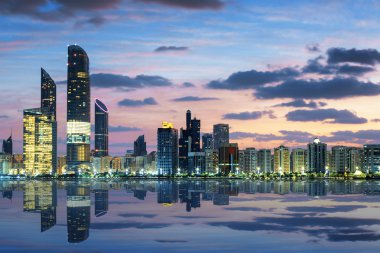 Gün batımında Abu Dhabi Skyline görünümü