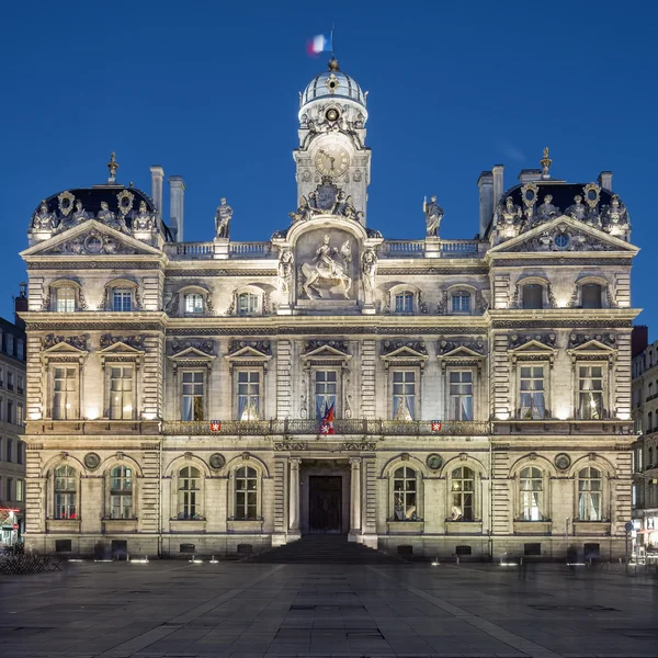 Der berühmte terreaux platz in lyon stadt bei nacht — Stockfoto