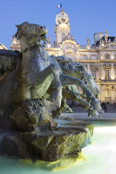 Vertikální pohled Bartholdi fontány v Lyonu v noci — Stock fotografie