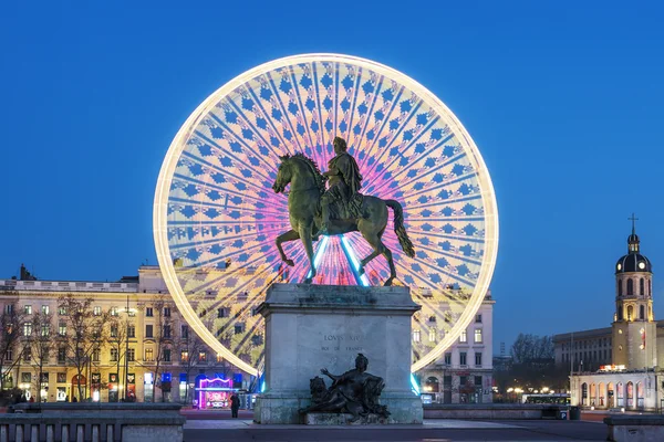 Place Bellecour, famous statue of King Louis XIV by night — Stock Photo, Image