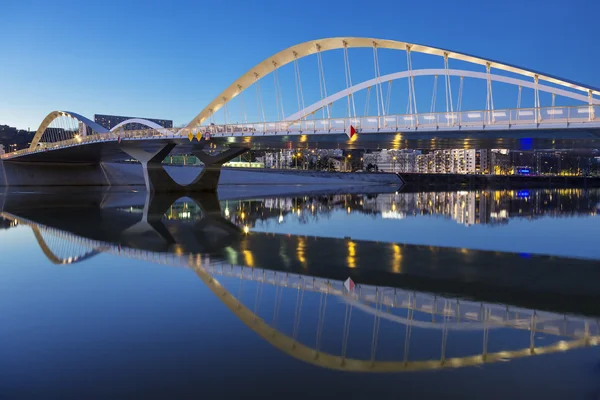 Visa av Schuman bron nattetid — Stockfoto