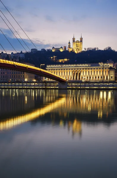 Vista vertical del río Saone en Lyon por la noche — Foto de Stock