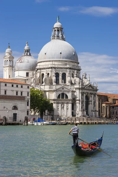 Góndola en Canal Grande con Basílica de Santa Maria della Salut —  Fotos de Stock