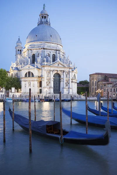 Gondels aan Canal Grande met basiliek — Stockfoto