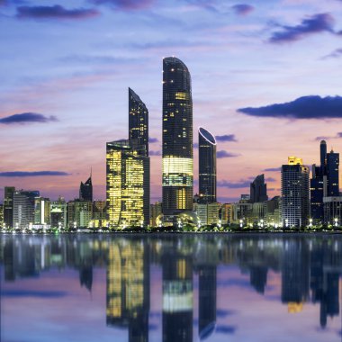 Abu Dhabi manzarası gün batımında