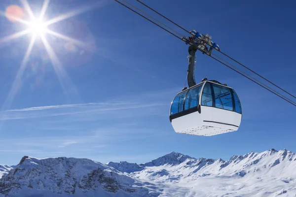 Teleférico en una zona de montaña —  Fotos de Stock