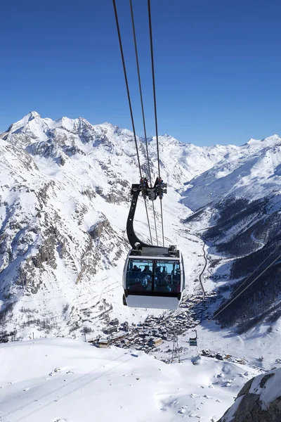 Cable cars in a mountain area — Stock Photo, Image