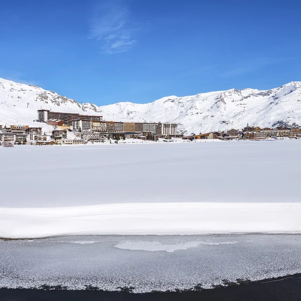 Blick auf Tignes Dorf und See — Stockfoto