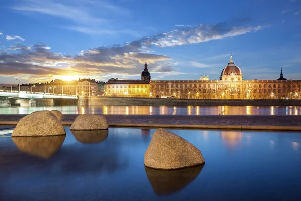 Vista desde el río Rhone en la ciudad de Lyon al atardecer — Foto de Stock