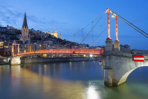 Lyon met Saone rivier en voetgangersbrug nachts — Stockfoto