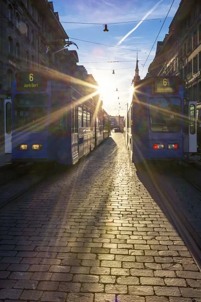 Bern ulice s tramvají při západu slunce. — Stock fotografie