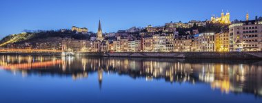 Lyon gece Saone nehirden panoramik