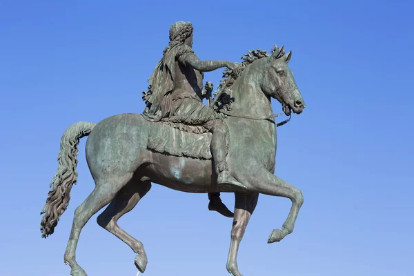 Berühmte statue von louis xvi — Stockfoto