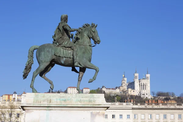 Blick auf Statue und Basilika in Lyon — Stockfoto