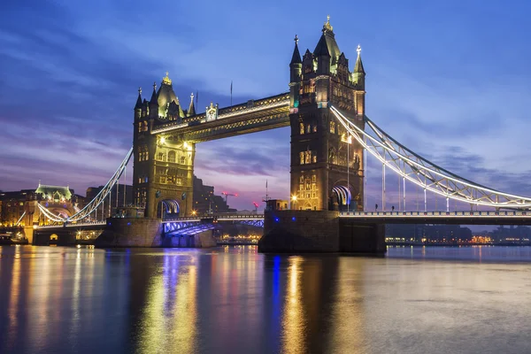 Slavný Tower Bridge v večer — Stock fotografie