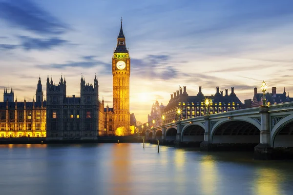 Big Ben věž s hodinami v Londýně při západu slunce — Stock fotografie