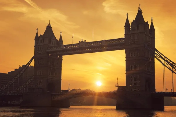 Tower Bridge bij zonsopgang — Stockfoto