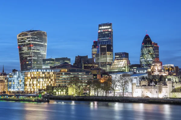 De skyline van Londen bij nacht — Stockfoto