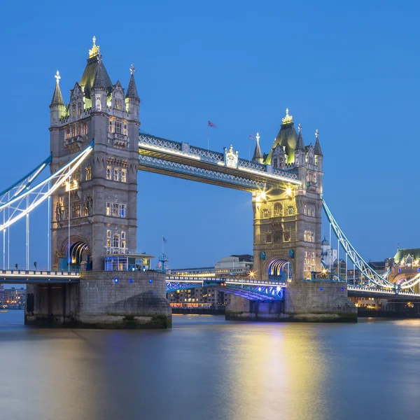Den berömda Tower Bridge på kvällen — Stockfoto