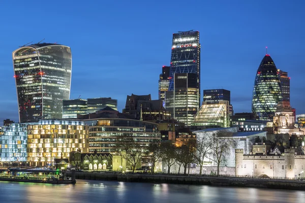 Skyline van Londen bij nacht — Stockfoto