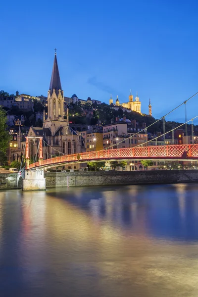 Blick auf Lyon und rote Fußgängerbrücke — Stockfoto