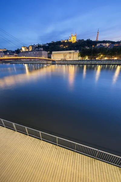 Vertikální pohled řeky Saone v Lyonu v noci — Stock fotografie