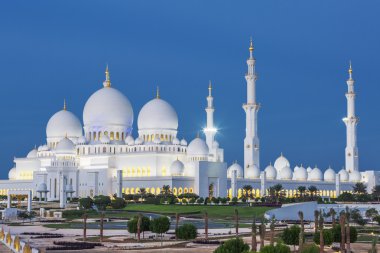 Ünlü Abu Dhabi Şeyh Zayed Camisi görünümünü 