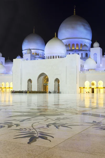 Nella famosa moschea di Abu Dhabi Sheikh Zayed di notte — Foto Stock