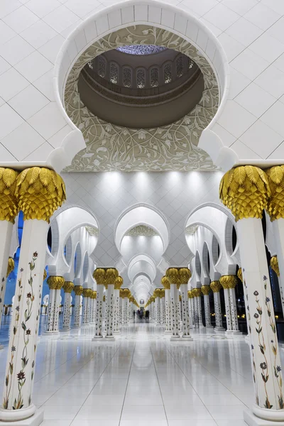 In the famous Sheikh Zayed Grand Mosque — Stock Photo, Image