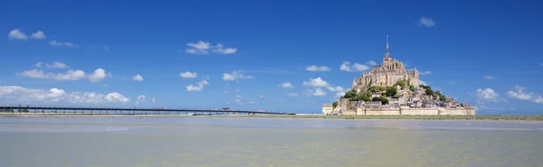 Panoramatický pohled na slavné mont-saint-michel — Stock fotografie