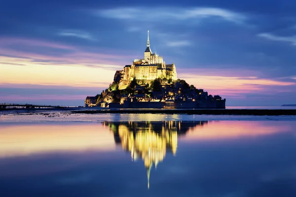 Mont-Saint-Michel за ніч — стокове фото