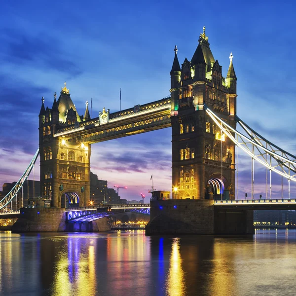 Tower bridge in de avond — Stockfoto